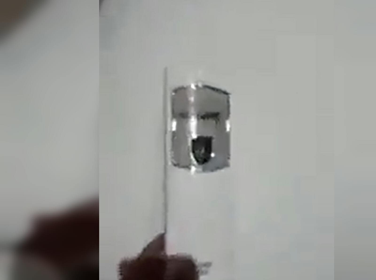 بعد فضيحة الإمارات.. كاميرا تلصص أمام السرير بأحد فنادق السعودية تثير ضجة كاميرات تجسس في فنادق السعودية watanserb.com