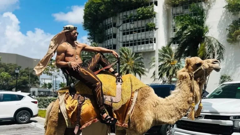 سر ظهور محمد رمضان عاريا على ظهر جمل في أمريكا (شاهد) محمد رمضان في أمريكا watanserb.com