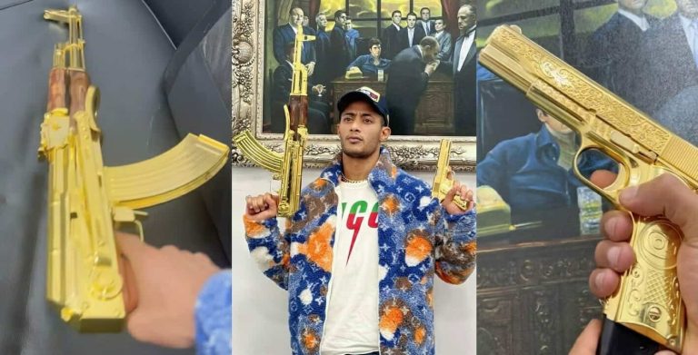 محمد رمضان يستعرض أسلحة من الذهب watanserb.com