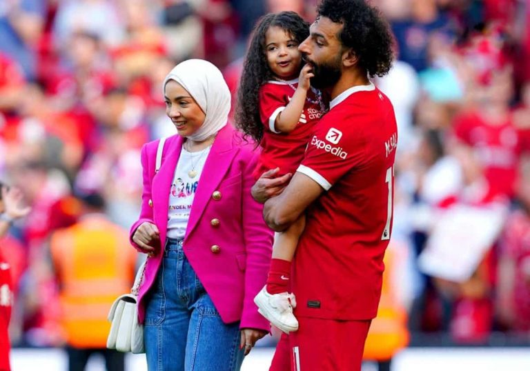 محمد صلاح مع عائلته watanserb.com
