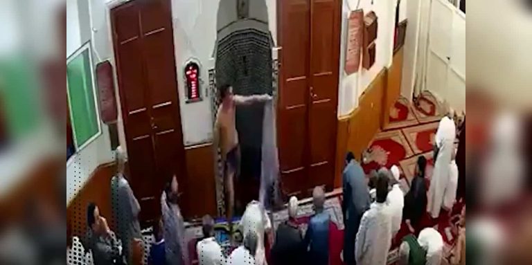 تجرد من ملابسه.. فيديو صادم لمخمور يقتحم مسجداً في المغرب مخمور يقتحم مسجد في المغرب watanserb.com