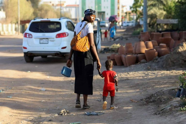 شهر على الاقتتال في السودان.. مدنيون تحاصرهم قذائف العسكر الطائشة حرب السودان watanserb.com