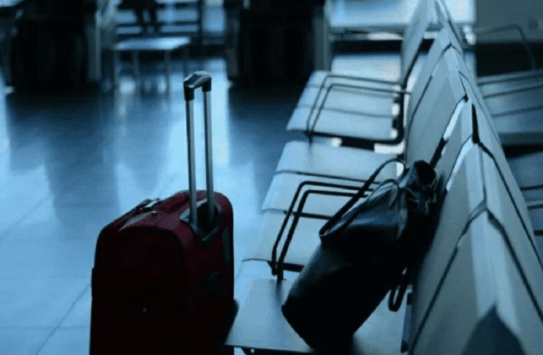 وضع كاميرا في حقيبة سفره وسجل كل ما يحدث في المطار.. وضع كاميرا خفية في حقيبة السفر watanserb.com