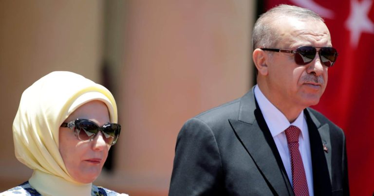 لم تتمالك نفسها.. زوجة أردوغان تبكي فرحا وهكذا كان رد فعله (فيديو) watanserb.com