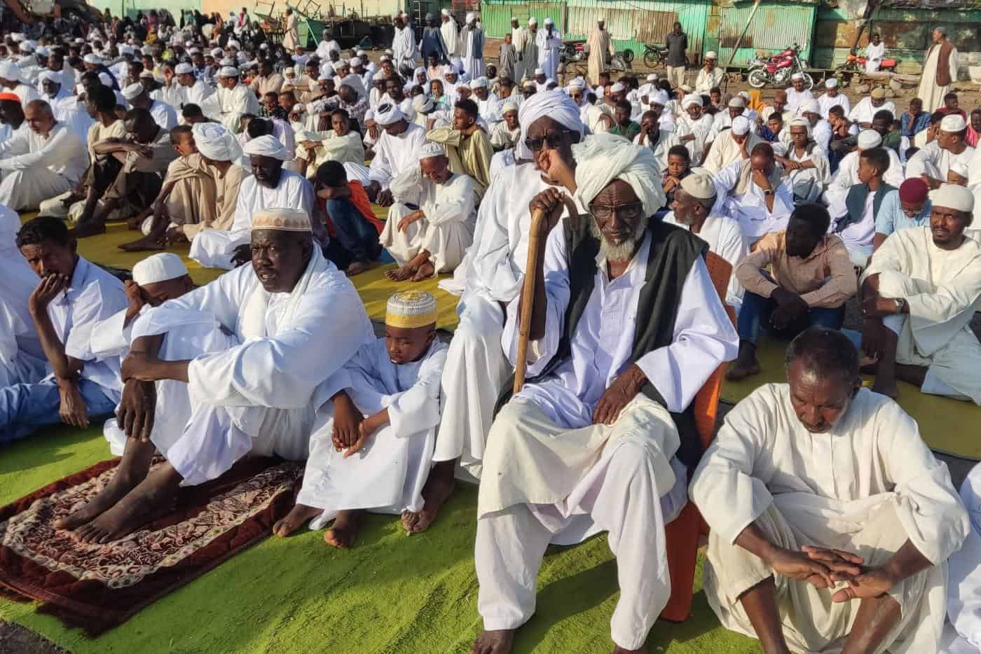 صلون مسلمون يستمعون إلى خطبة صلاة عيد الأضحى في منطقة القضارف شرقي السودان