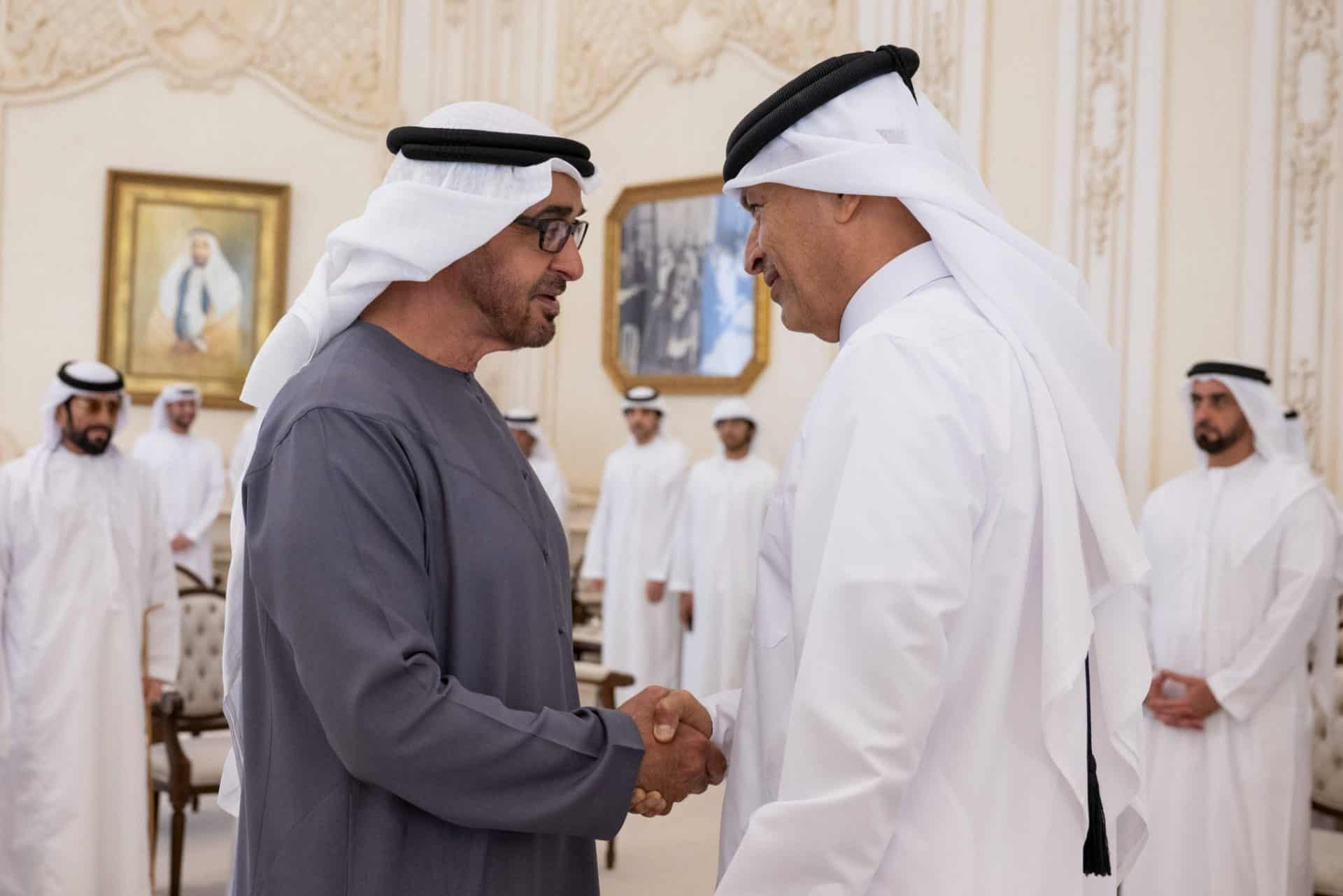 محمد بن زايد يستقبل رئيس مجلس الشورى القطري