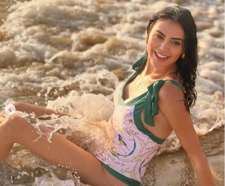 مريم حسين تروج لعيادة تجميل بصورة امرأة عارية وتقلد كيم كارداشيان بمنحنياتها! (فيديو) مريم حسين تروج لعيادة تجميل بصورة امرأة عارية وتقلد كيم كارداشيان بمنحنياتها! (فيديو)