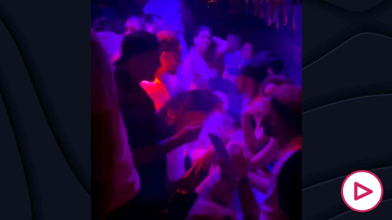 بوجود نيمار ومبابي.. شاكيرا في وضع مثير مع عشيقها الجديد في ملهًى ليلي (فيديو) بوجود نيمار ومبابي.. شاكيرا مع عشقيها الجديد في ملهى ليلي (فيديو)