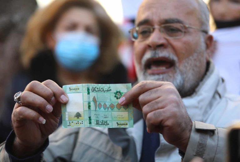 هذه ما فعلته الدولرة بالاقتصاد اللبناني وتقرير كارثي ينذر بسنوات سوداوية أزمة الليرة اللبنانية