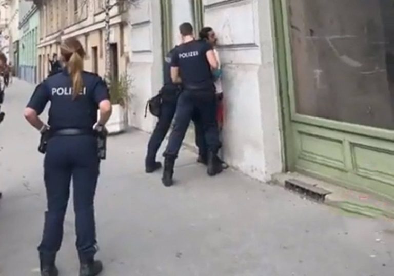 إماراتي من دبي يتحرش بالنساء في دولة أجنبية.. فيديو متداول أحدث ضجة إماراتي من دبي يتحرش بالنساء في دولة أجنبية.. فيديو متداول أحدث ضجة