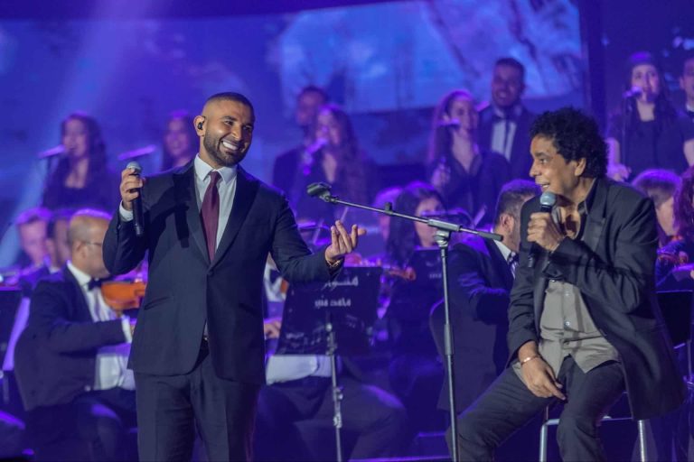 أحمد سعد يتعرض لموقف محرج على المسرح في السعودية.. والسبب محمد منير! (فيديو)