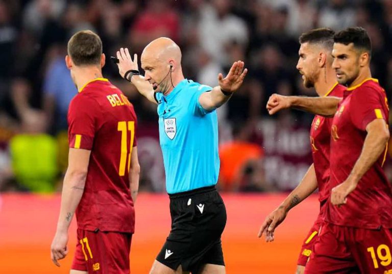 جماهير روما تنتقم من حكم نهائي الدوري الأوروبي.. شاهد ما فعلوا به اعتداء جماهير روما على حكم نهائي الدوري الأوروبي watanserb.com