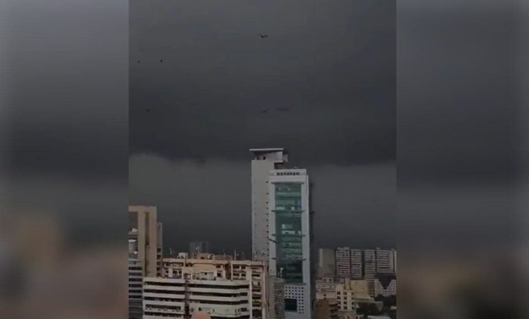 مشهد مخيف للسماء وفزع الطيور.. إعصار بيبارجوي يثير رعب الباكستانيين اعصار بيبارجوي يضرب باكستان