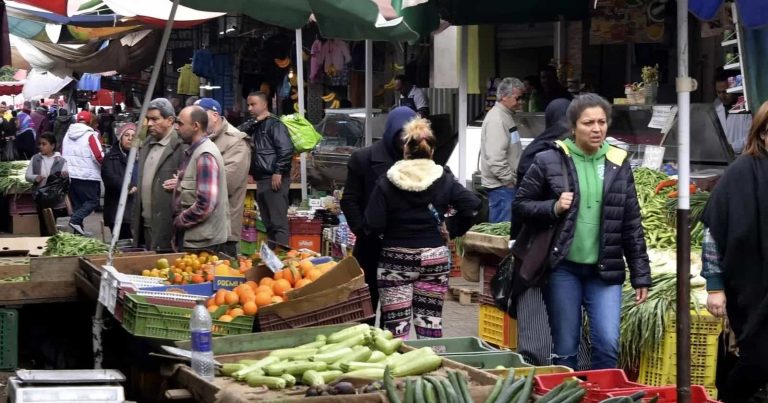 تونس: تدافع وصراخ وبكاء من أجل الحصول على كيس من السكر! (شاهد) تونس: تدافع وصراخ وبكاء من أجل الحصول على كيس من السكر! (شاهد) watanserb.com
