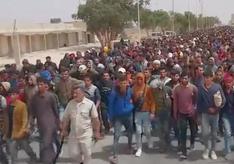 رغم قمعهم وإذلالهم.. لماذا يفضل المصريون السفر إلى ليبيا عن العيش ببلدهم؟