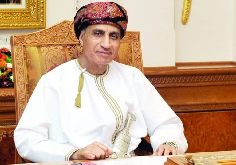 حفيدة ممثل سلطان عمان الشخصي الشيخ فهد بن محمود آل سعيد تتزين بالثوب الفلسطيني
