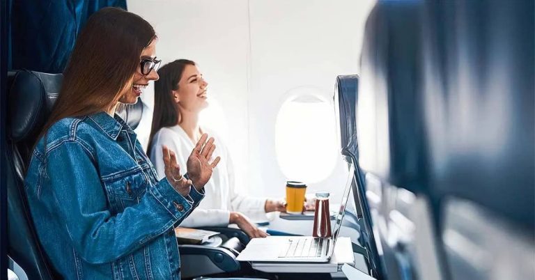 لماذا يُصفّق بعض الركاب عندما تهبط الطائرة؟ التصفيق على متن الطائرة بعد هبوطها
