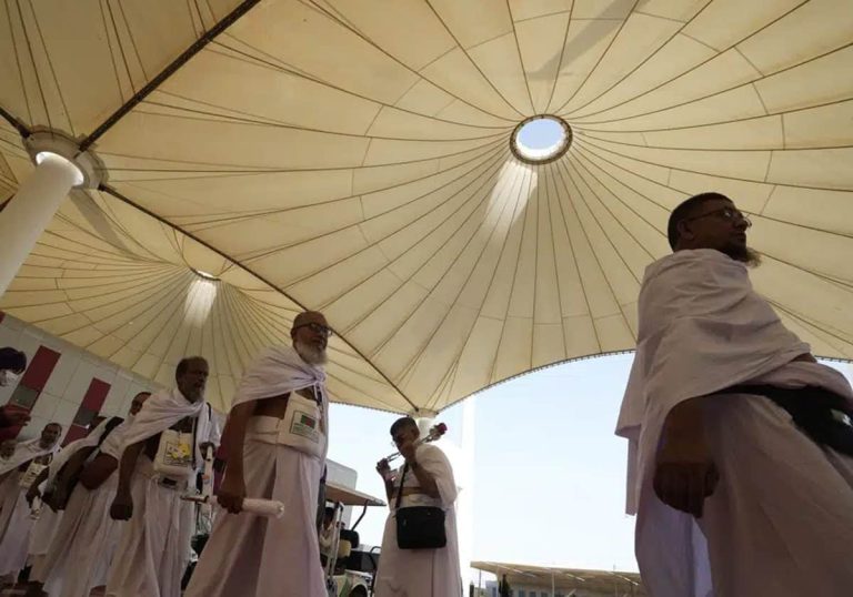 أسوشييتد برس تهاجم الحج بمزاعم تغير المناخ وتدعو لتقليص الأعداد مستقبلاً!