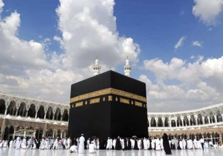 عراك بين رجل أمن ومعتمر إفريقي أمام الكعبة! (شاهد) عراك بين رجل أمن ومعتمر إفريقي أمام الكعبة! (شاهد)