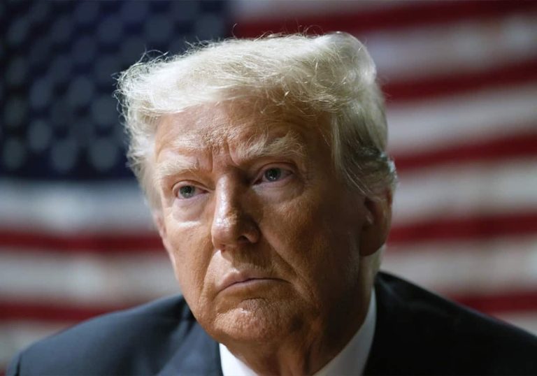 موقف محرج تعرض له الرئيس الأمريكي عندما مد يده لمصافحة زوجة الرئيس البولندي دونالد ترامب