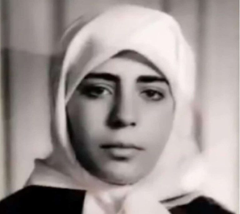 التاريخ لا ينسى.. تفاعل واسع مع قصة طفلة سورية تمسكت بحجابها فأنقذت أسرتها من كارثة الطفلة السورية هالة عتيق watanserb.com