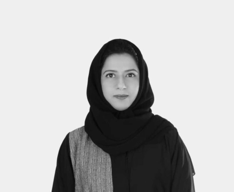 كاتبة عُمانية شهيرة تتنمر على مغردة.. صورتك فيها كل الموبقات وكفاية استشراف! الكاتبة العمانية فاطمة بنت ناصر