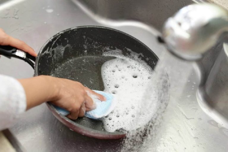 وضع المقلاة الساخنة تحت الماء