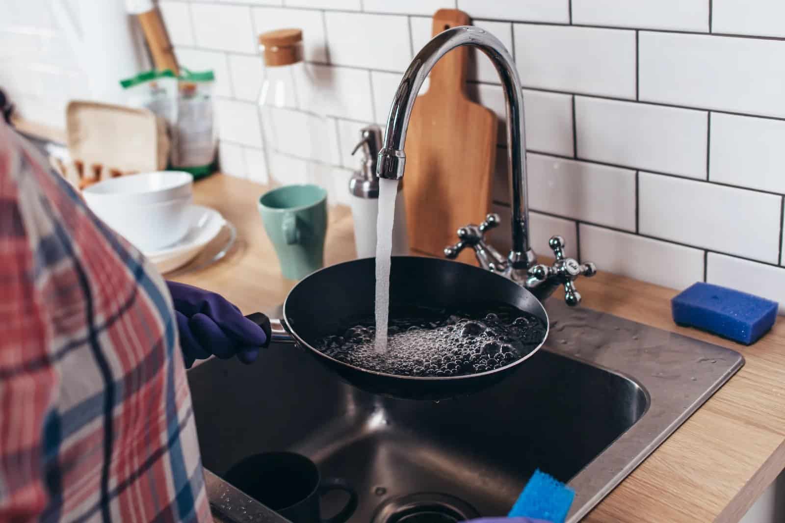من خلال بعض النصائح، ستتمكن من إطالة العمر الإنتاجي للمقلاة وتجنب المخاطر الصحيّة