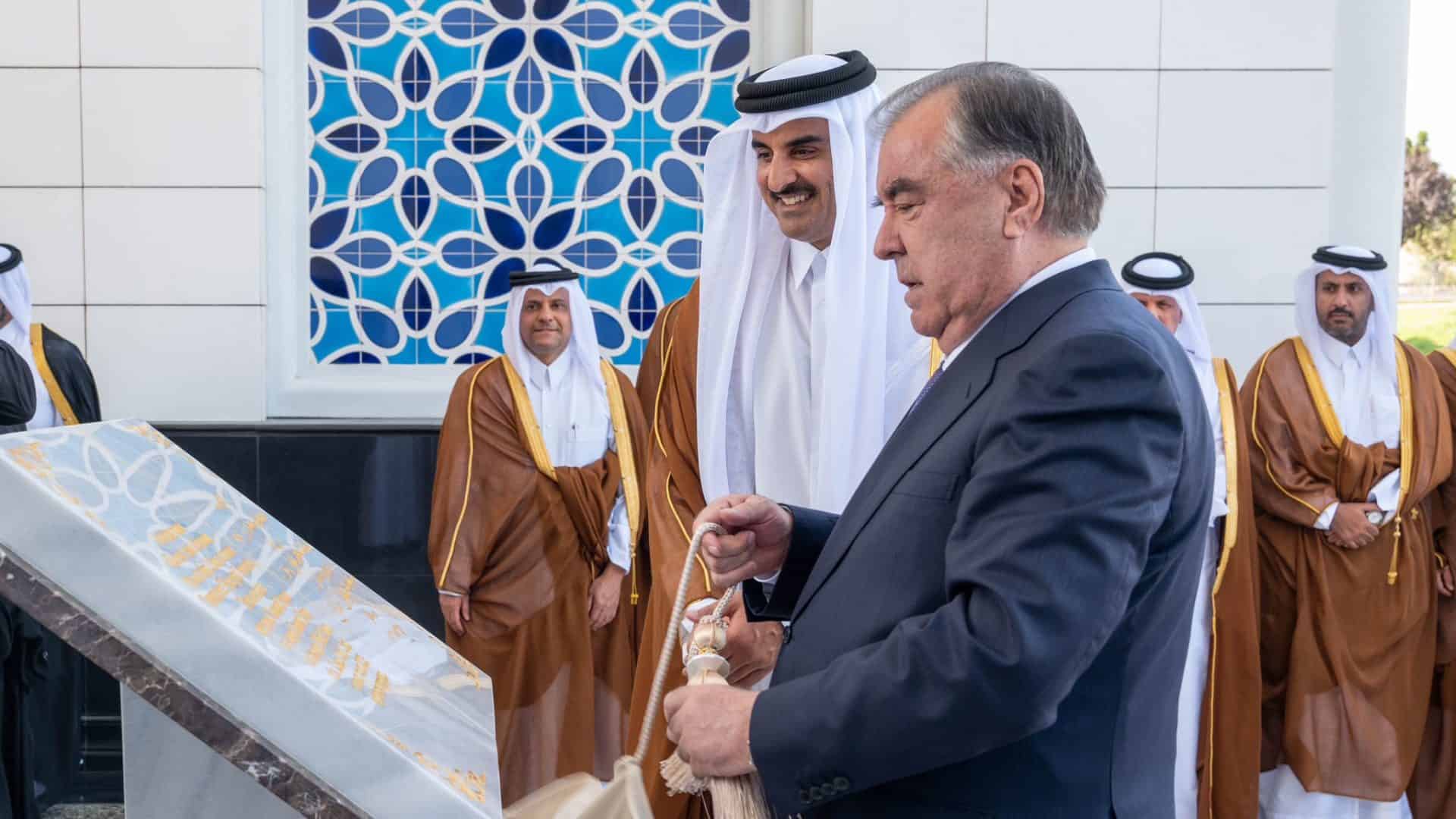 امير قطر يفتتح مسجد في طاجيكستان