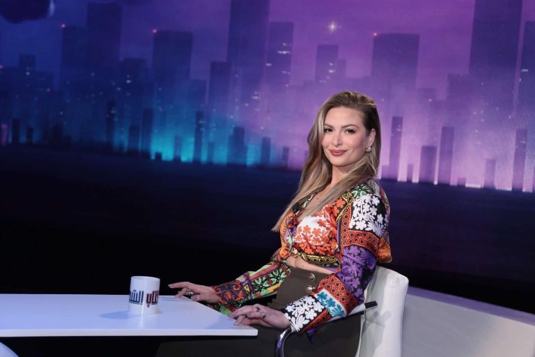 باميلا الكيك تقبّل شقيقتها بعد تصريحها المثير عن قبول الزواج من امرأة والظهور عارية!