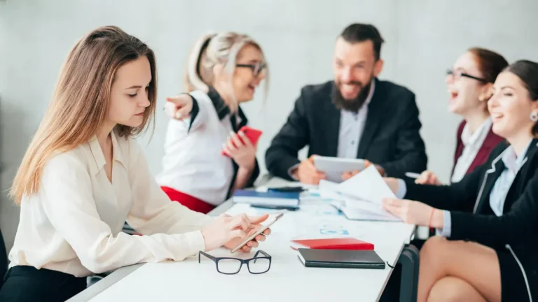 بيئة العمل السامة.. علامات تخبرك أنه حان وقت المغادرة ببئة العمل السامة..علامات تخبرك بأنه حان وقت المغادرة