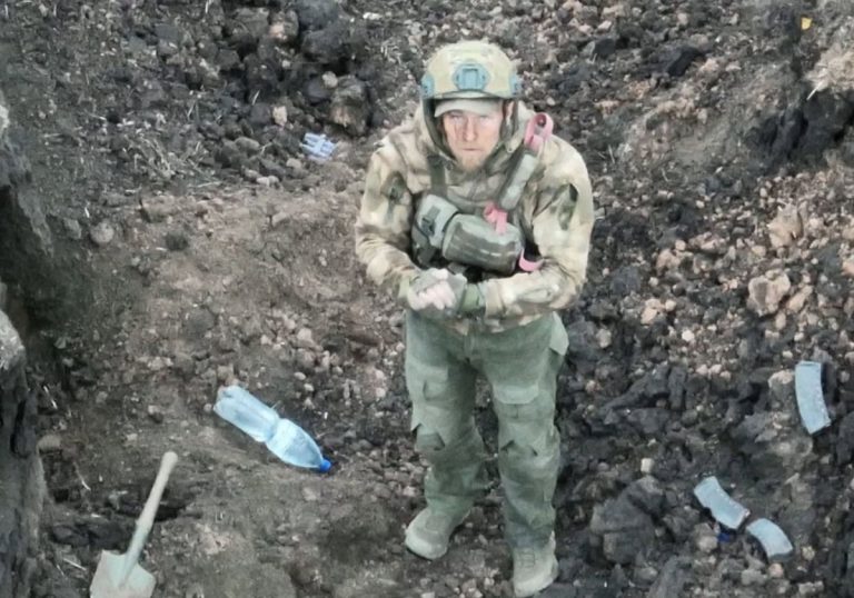 جندي روسي يستجدي طائرات أوكرانية مسيرة عدم قتله بعد أن أبادت رفاقه في باخموت (شاهد) جندي روسي يستجدي طائرات أوكرانية مسيرة عدم قتله بعد أن أبادت رفاقه في باخموت