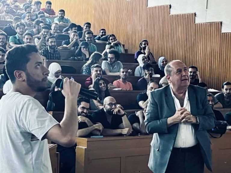 جنين ميت خلال درس كلية الطب البشري watanserb.com