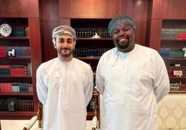 المشجع العماني “المنحوس” يطل رفقة ولي العهد ذي يزن بن هيثم المشجع العماني "المنحوس" يطل رفقة ولي العهد ذي يزن بن هيثم