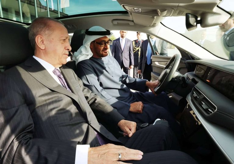 محمد بن زايد يقود “سيارة توغ” التركية وأردوغان إلى جانبه (شاهد) محمد بن زايد يقود "سيارة توغ" التركية وأردوغان إلى جانبه