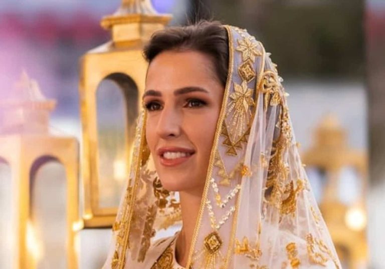 رجوة آل سيف.. معلومات مثيرة عن خالتها وعلاقتها بعائلة “آل سعود” وسر أقراط ليلة الحناء (شاهد) رجوة آل سيف.. معلومات مثيرة عن خالتها وعلاقتها بعائلة "آل سعود" وسر أقراط ليلة الحناء
