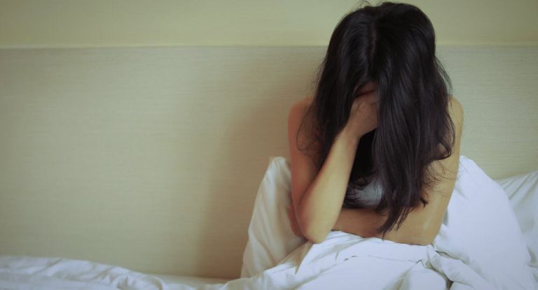 زوج يخدر زوجته ليلاً حتى يتمكن 51 رجلاً من اغتصابها