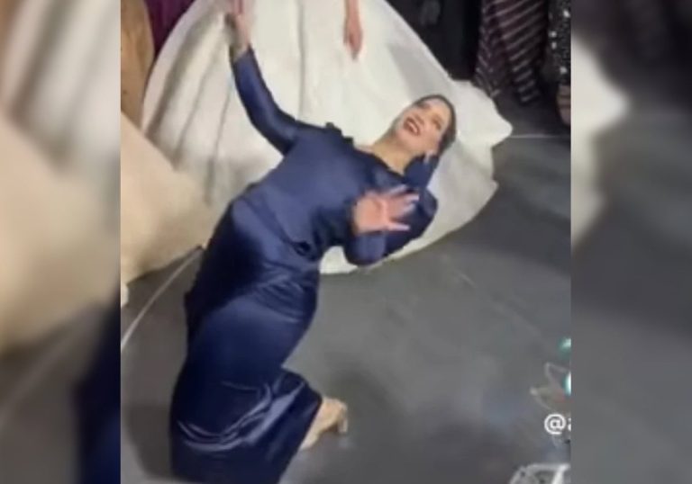 فيديو ساخن وفضيحة.. زوج سيدة الفستان الأزرق يتخذ قرارا صادما فيديو ساخن وفضيحة.. زوج سيدة الفستان الأزرق يتخذ قرارا صادما