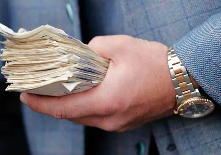 ضابط شرطة يبتلع أوراقاً نقدية ابتزها من رجل أعمال لحظة القبض عليه.. شاهد ما جرى له!