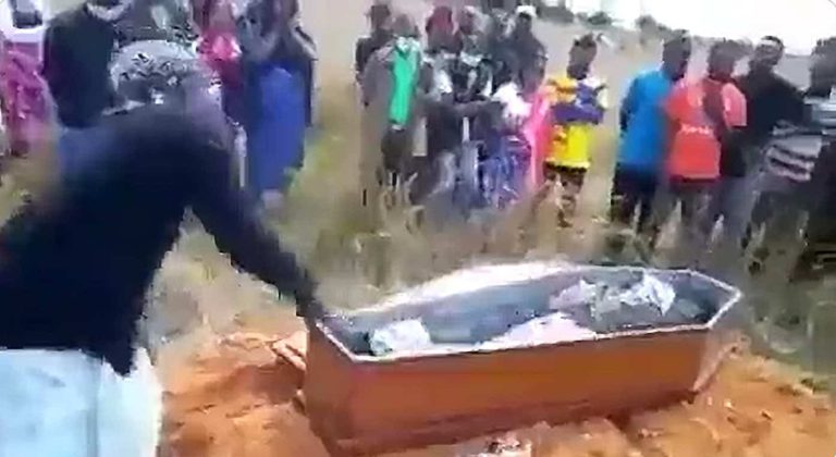 ضرب جثة ميت “لأخذ الحق منه قبل الدفن” .. فيديو صادم ما قصته!؟ ضرب جثة ميت قبل دفنه