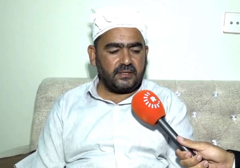 مروع وكارثي.. طالب عراقي يشق رأس معلمه بعدما منعه من الغش مروع وكارثي.. طالب عراقي يشق رأس معلمه بعدما منعه من الغش