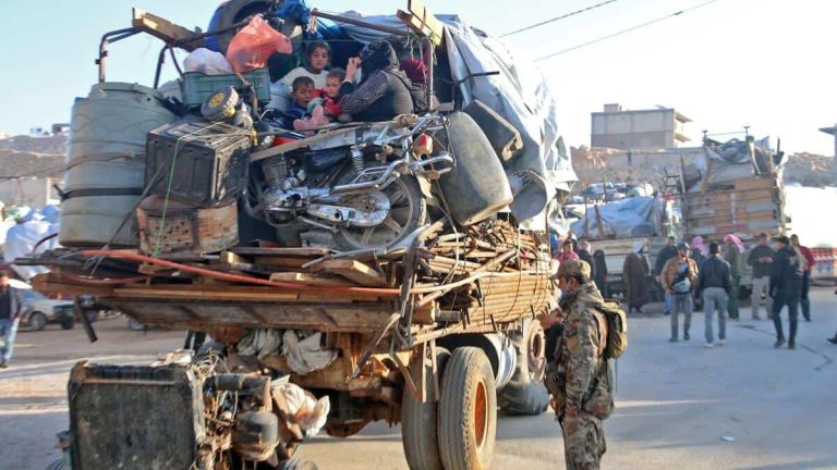 لبنان يعتقل لاجئين سوريين لترحيلهم بالقوة والرشوة سبيل النجاة (تفاصيل مؤلمة) طرد السوريين في لبنان