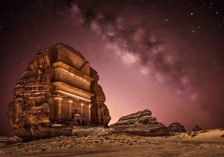 ممثل إباحي في منطقة العلا