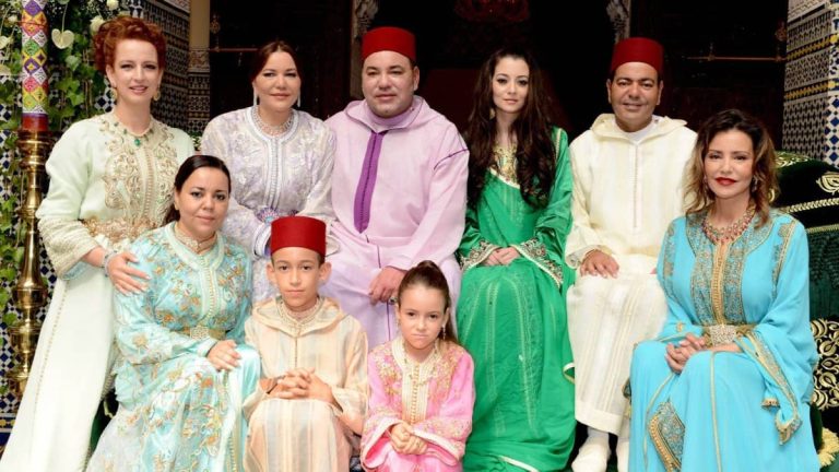 للا سلمى وشقيقات محمد السادس.. تبادل إطلاق نار بينهما انتهى بإصابة الملك بالرصاص! (شاهد) عائلة محمد السادس
