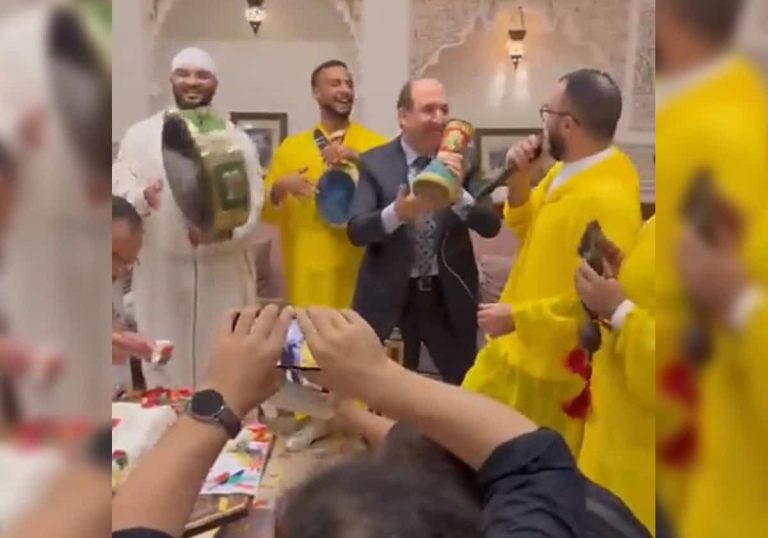 عبد الصمد ناصر يرقص على الطبلة بحفل توديعه في الدوحة