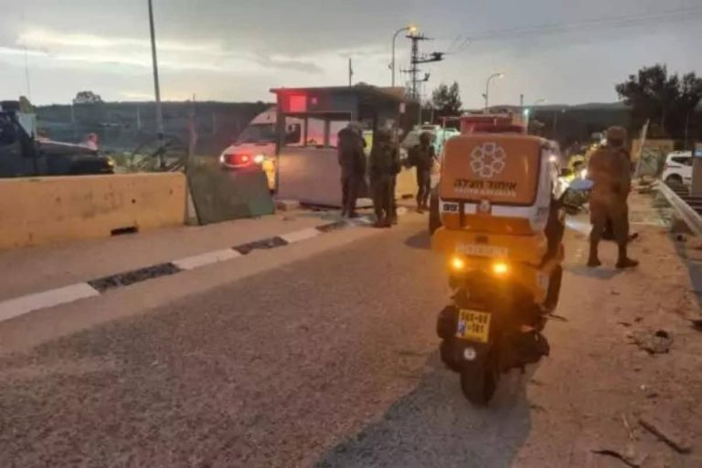 اللقطات الأولى لطعن جندي إسرائيلي بحاجز عسكري وما فعله الفلسطيني يلفت الأنظار عملية طعن قرب حاجز رنتيس