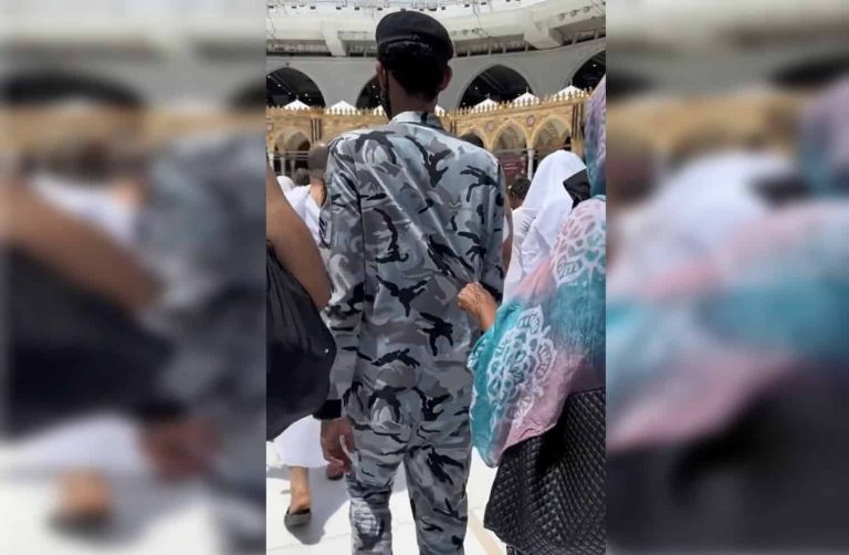 مشهد مؤثر لفرد أمن الحرم مع سيدة كفيفة في صحن الكعبة فرد أمن سعودي يساعد سيدة كفيفة في صحن الكعبة