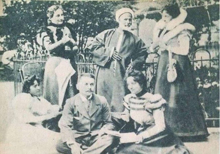 الشيخ علي يوسف صاحب “المؤيد”: الامام محمد عبده انتحر وشيعه في الجنازة صغار اليهود وصعاليك الشوام! في باريس الشيخ محمد عبده مع عشيقة كرومر الأميرة نازلي فاضل ومع السياسي التركي والعميل البريطاني علي بك كمال الجد الأكبر لرئيس وزراء بريطانيا السابق بوريس جونسون. رجم حتى الموت لخيانته.