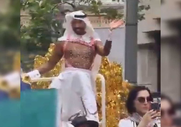 قطري مثلي الجنس يرفع أعلام دول الخليج في مسيرة للمثليين