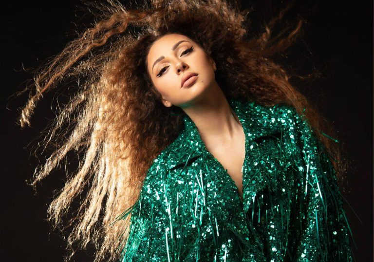 ميريام فارس عارية مع بالطو تايجر على غلاف مجلة أمريكية!